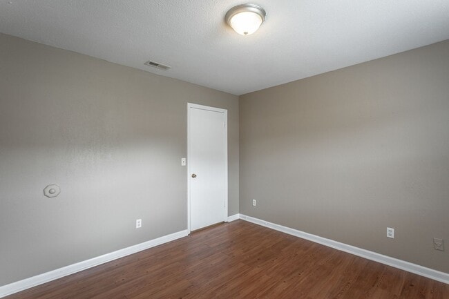 Building Photo - Charming home now available for rent in Ch...