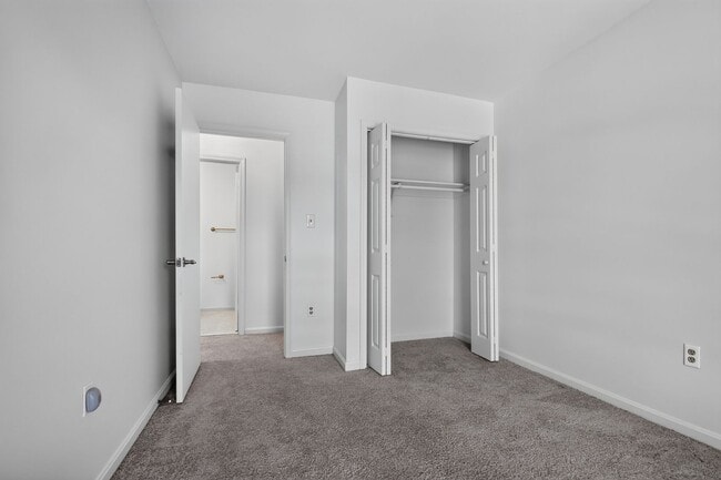 Building Photo - Welcome home to this light-filled, updated 4Bd/3.5Bth brick TH nestled in the sought-after Boniwo...