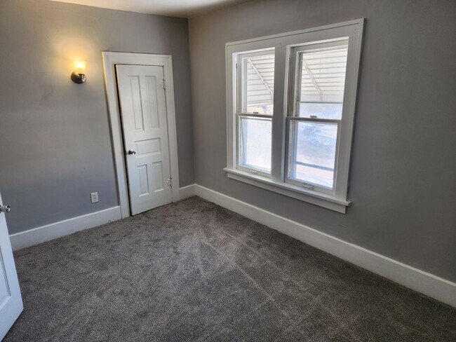 Building Photo - 3 Bedroom Home with 2 Car Detached Garage in East Moline