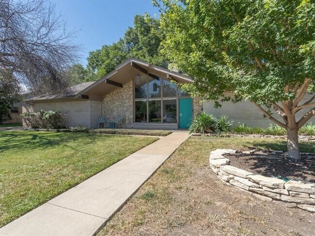 Building Photo - Spectacular Home in Holiday Heights Add!  ...