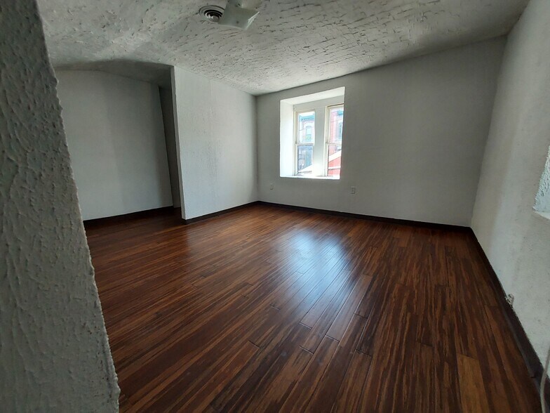 Building Photo - 1402 Sarah St