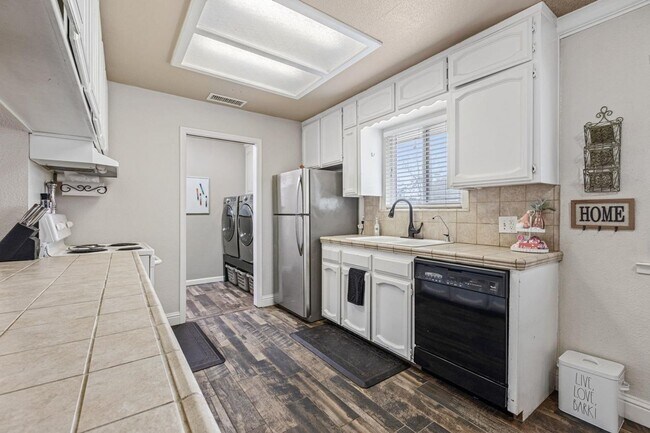 Building Photo - Madera Ranchos Home, 3BR/2BA, Built 1986 -...