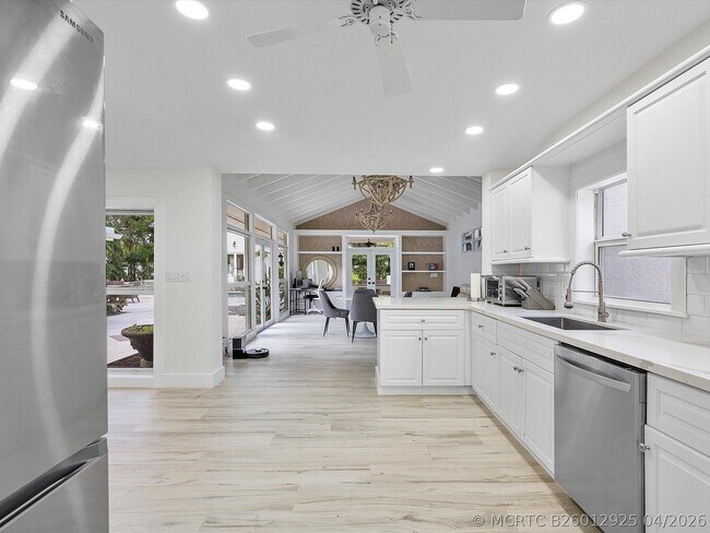 Building Photo - 411 Poinciana Dr