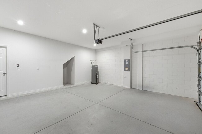 Building Photo - 3 Bedroom Resort Style Living in Gated Community