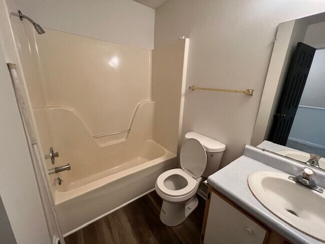 Building Photo - 3909-3911 Olympic Ct