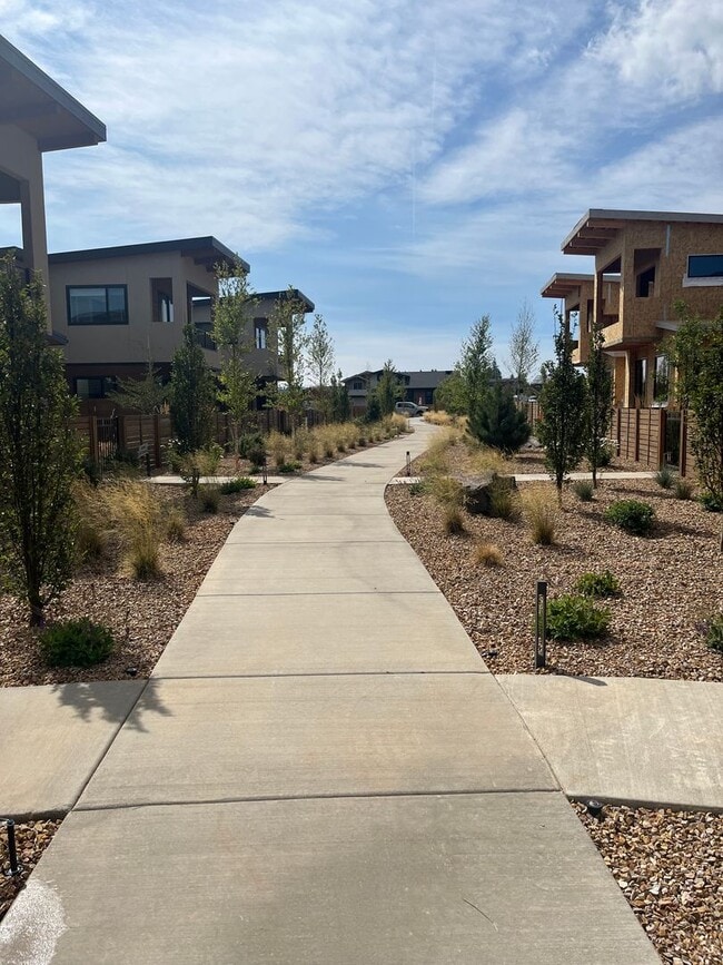 Building Photo - Like-New Townhome in the Gorgeous Terrane ...