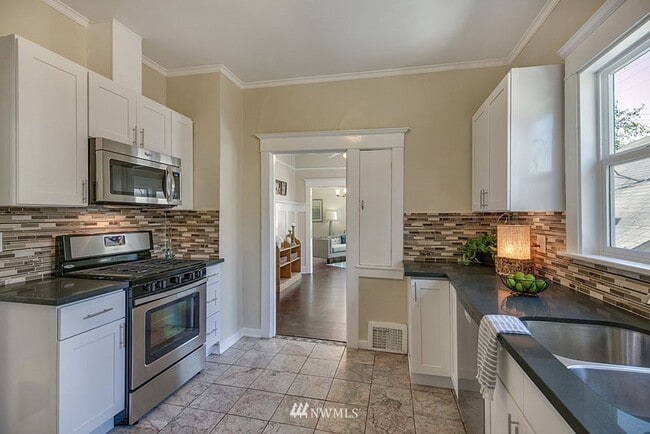 Building Photo - Spacious 5-Bedroom Home with Den & Backyar...