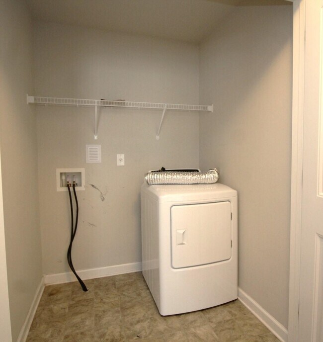 Building Photo - 660 Sunset Dr