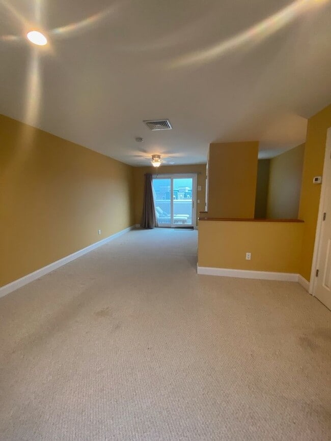 Building Photo - Spacious Townhouse Steps from Tarrytown Wa...