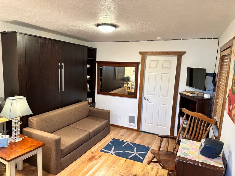 Building Photo - 910 N. Pacific Hwy