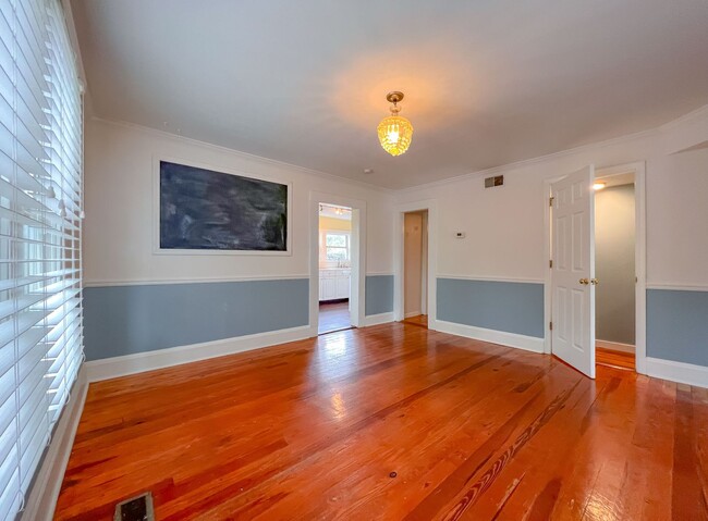Building Photo - MIDTOWN 5/3.5 w/ 2750 sq ft, Wood Floors, ...