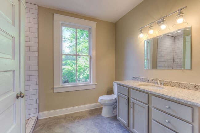 Building Photo - Crosstown home - rent reduced plus 1/2 off...