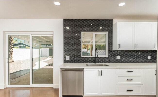 Building Photo - New Rental Price: $2,700 per month (utilities included). Special Conditions: Immediate move-in on...