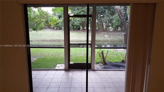 Building Photo - 453 Lakeview Dr