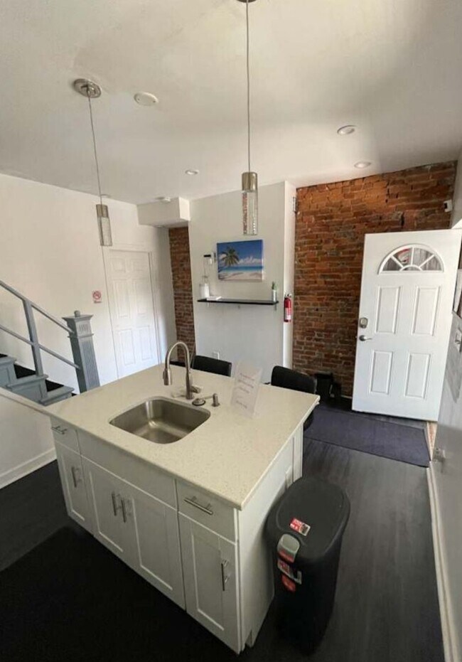 Building Photo - All Utilities INCLUDED - 6 Rooms for Rent - $450/mo -$800/mo