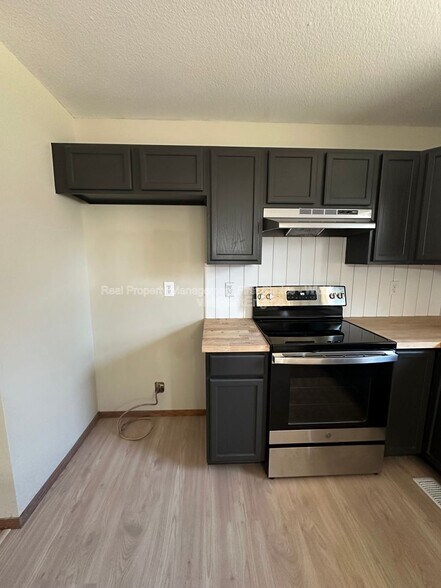 Building Photo - 1450 N Green St