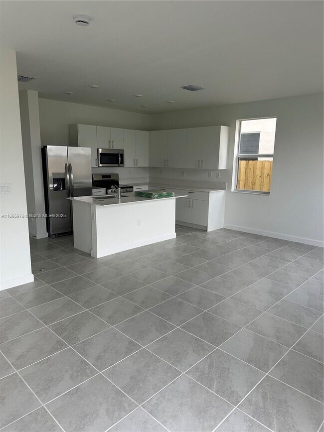 Building Photo - 2464 SE 24th Ave