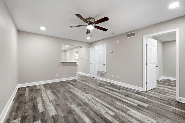 Building Photo - Newly remodeled Unit Ready for you!