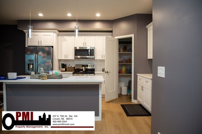 Building Photo - 256 N 105th St