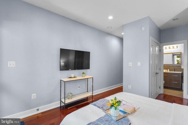 Building Photo - 747 Morton St NW