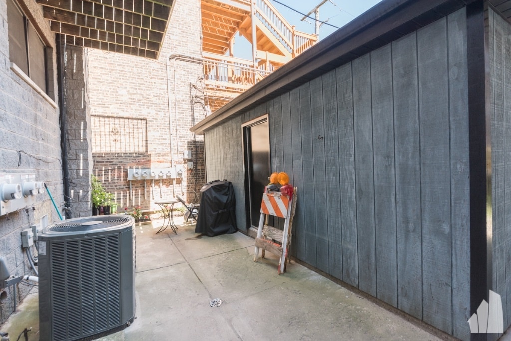 Building Photo - 845 N Hoyne Ave