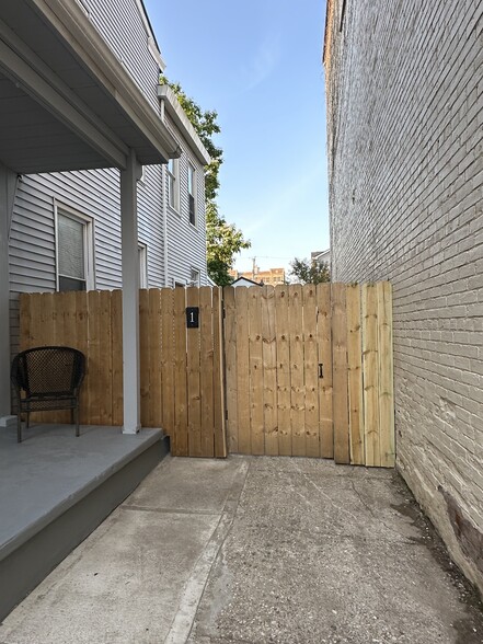 Private entrance to backyard - 819 Central Ave