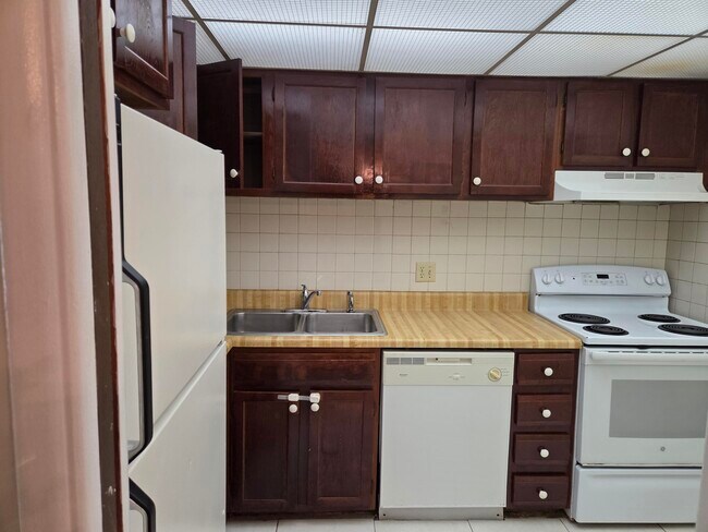 Building Photo - 3750 Inverrary Dr