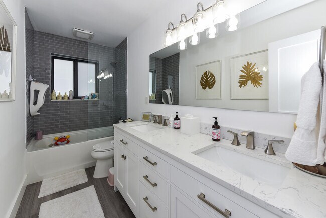 Building Photo - 700 SW 4th St