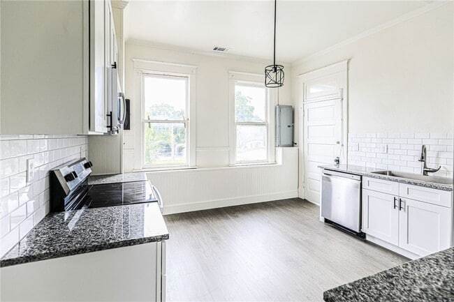 Building Photo - 316 W 40th St