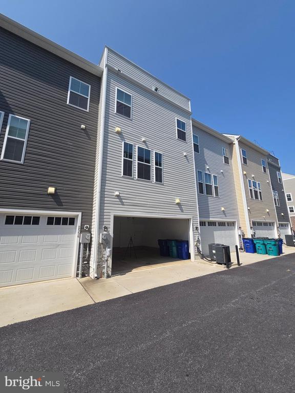 Building Photo - 2558 Hopton Ln