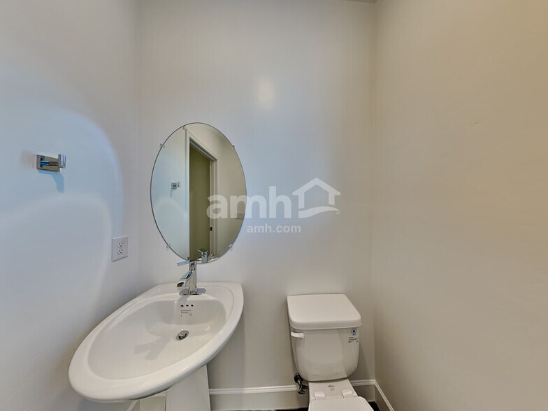Building Photo - 9628 Harkes Dr