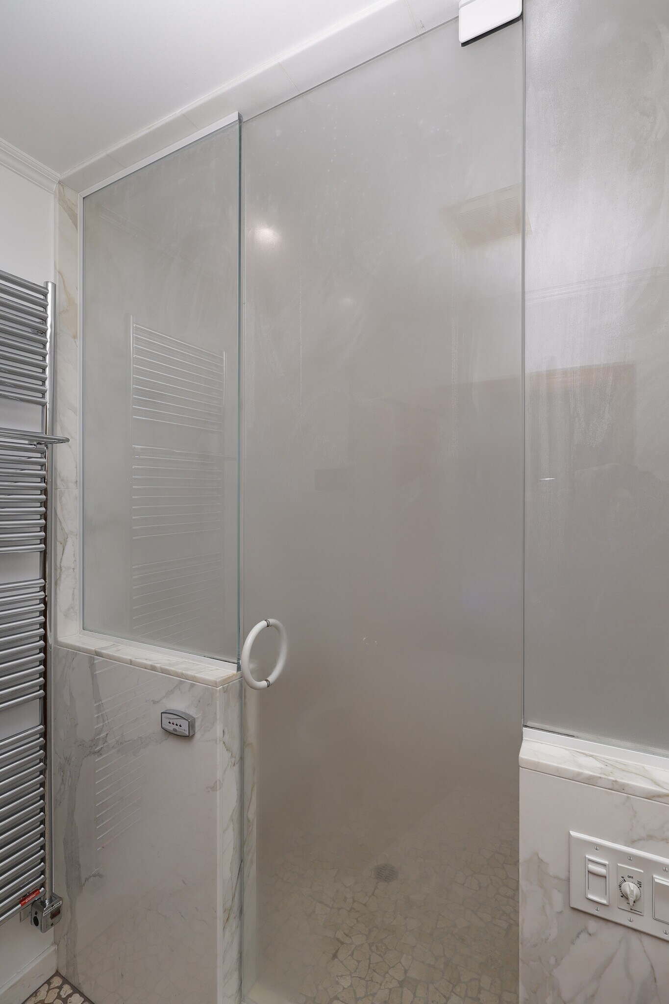 access a daily sauna to pamper yourself - 4831 Canoga Ave