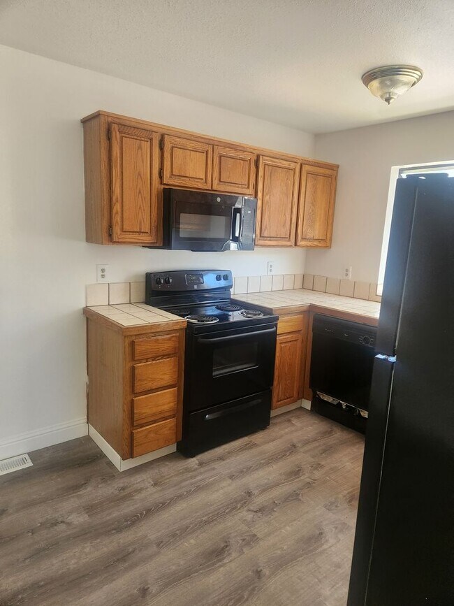 Building Photo - One bedroom condo with washer/dryer