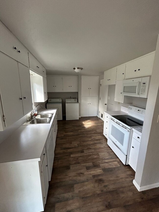 Building Photo - JON734/738