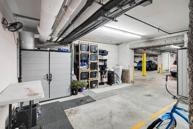 Building Photo - 347 Varick St