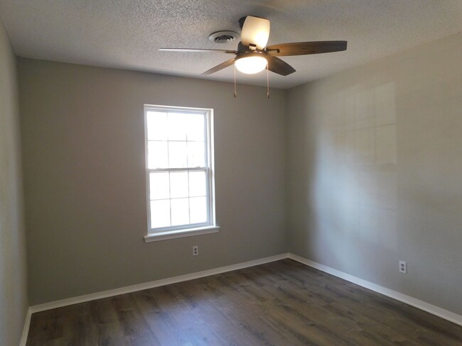 Building Photo - Newly Remodled 3 Bed 2 Bath Home Move In S...