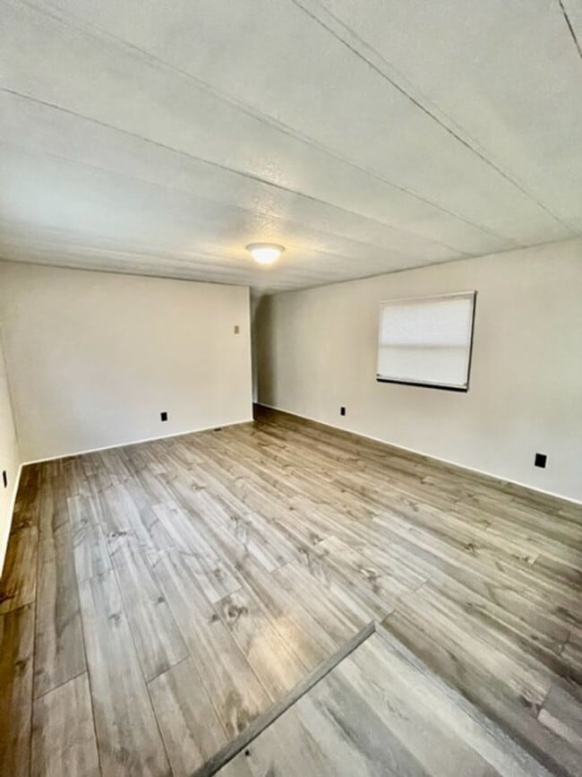 Building Photo - Must see this adorable 3 bedroom 1.5 bath Moble Home located it Dallas