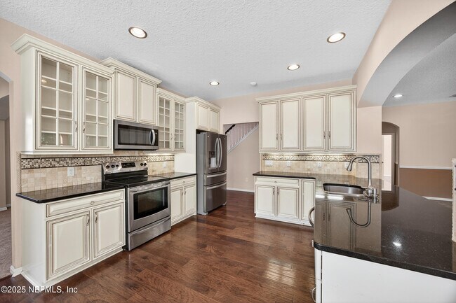 Building Photo - 13725 Devan Lee Dr N