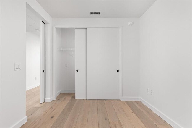 Building Photo - 610 Davis St