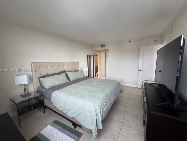 Building Photo - 2555 Collins Ave