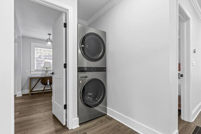 Building Photo - 822 Parkwood Ave