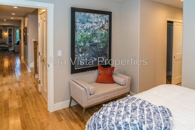 Building Photo - 5606 Dolphin Pl