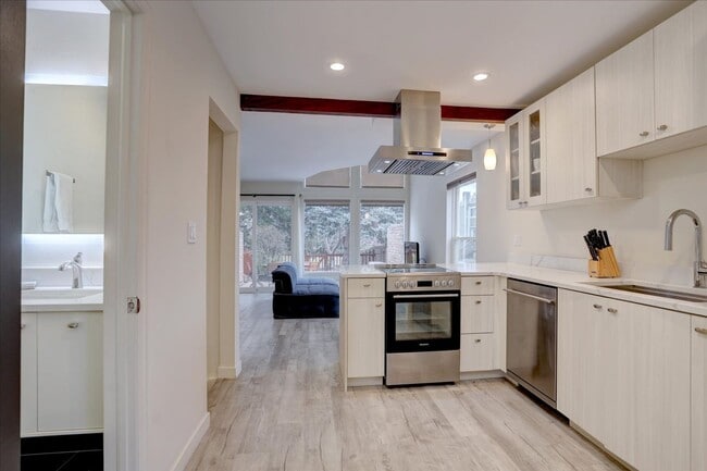 Building Photo - Stunning Remodeled Townhome in North Boulder