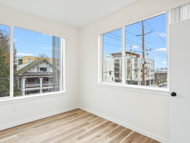 Building Photo - Vancouver Townhouses - Get 1 Month Free!