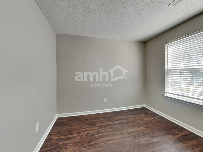 Building Photo - 121 Golden Crest Ct