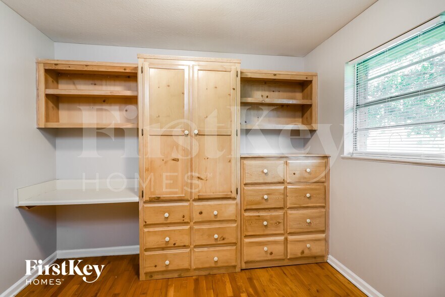 Building Photo - 5562 Hood St