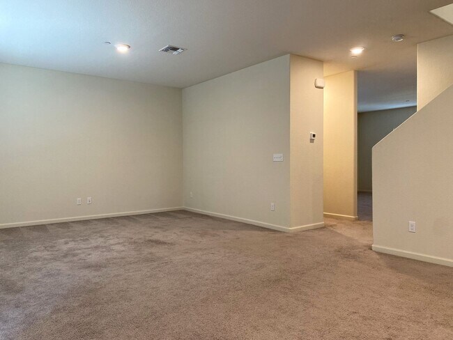 Building Photo - Spacious 4 bedroom/2 bath home waiting to ...