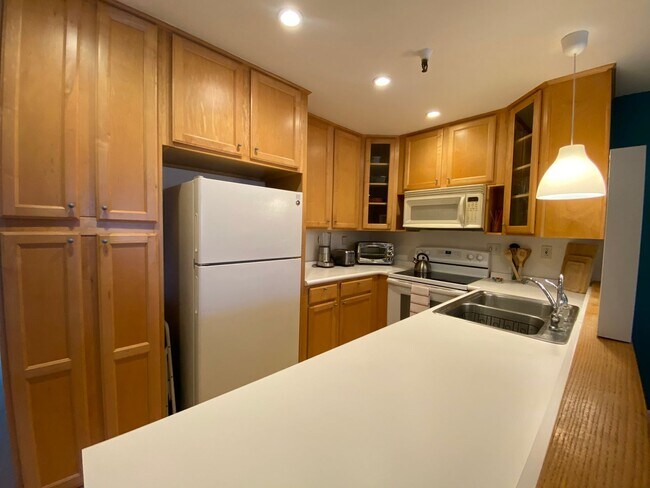 Building Photo - Enjoy coastal living at its finest! Spacio...