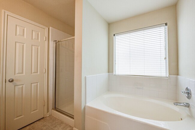 Building Photo - 4 Bed 3 Bath Home in Heritage Park!