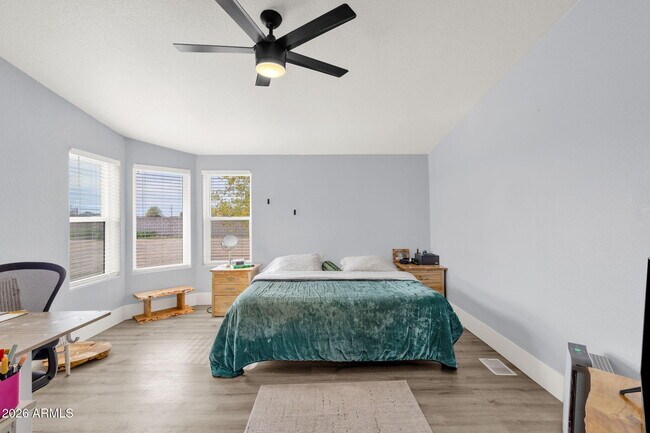 Building Photo - 851 W Quail Cir